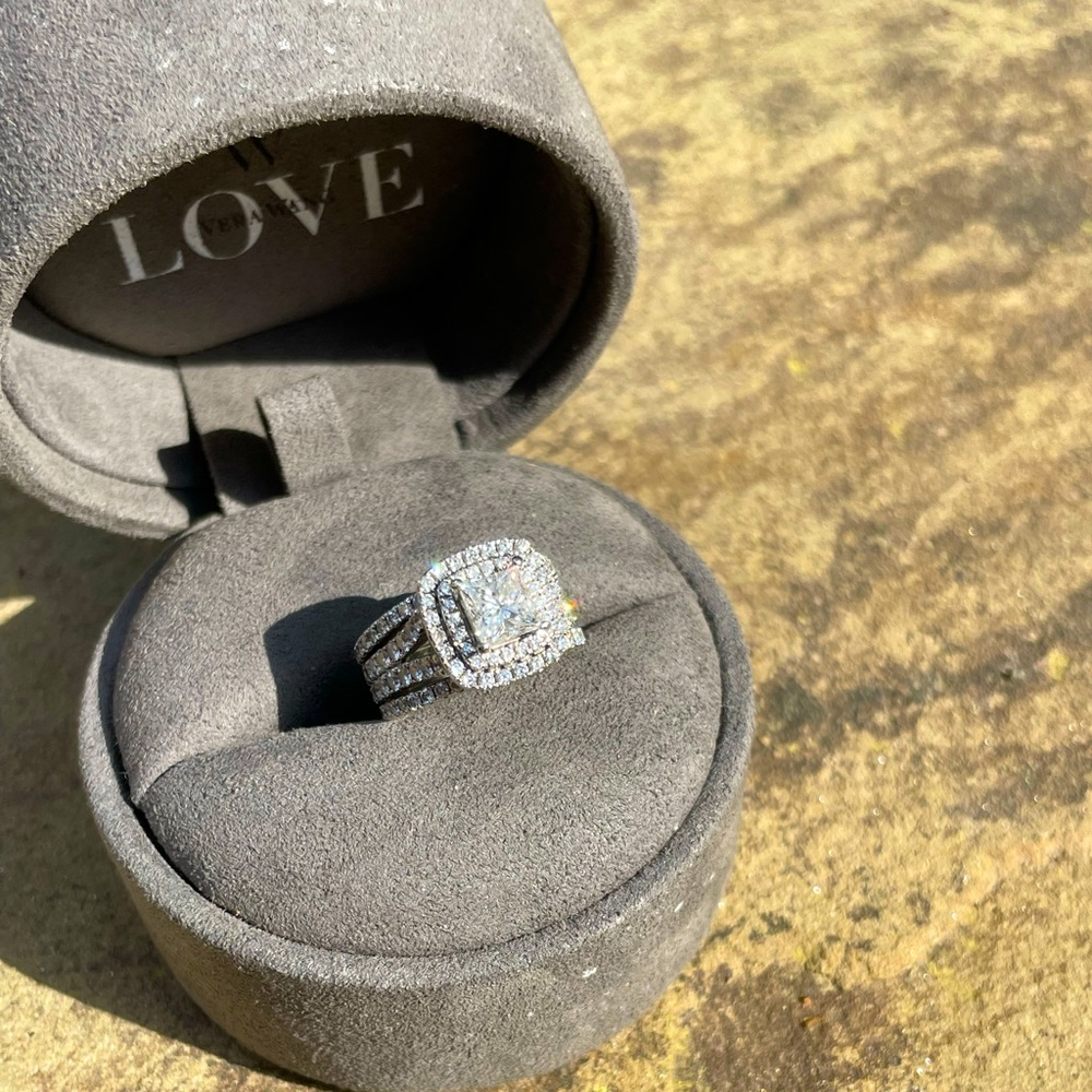 Vera Wang wedding ring set